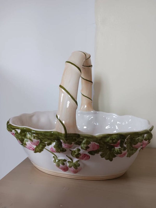 Corbeille en faïence anglaise .