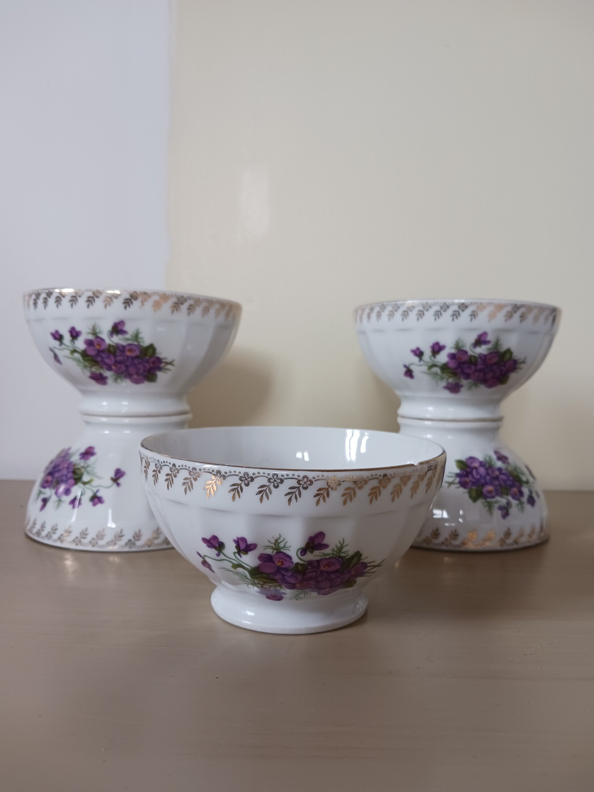 Bols anciens en porcelaine .