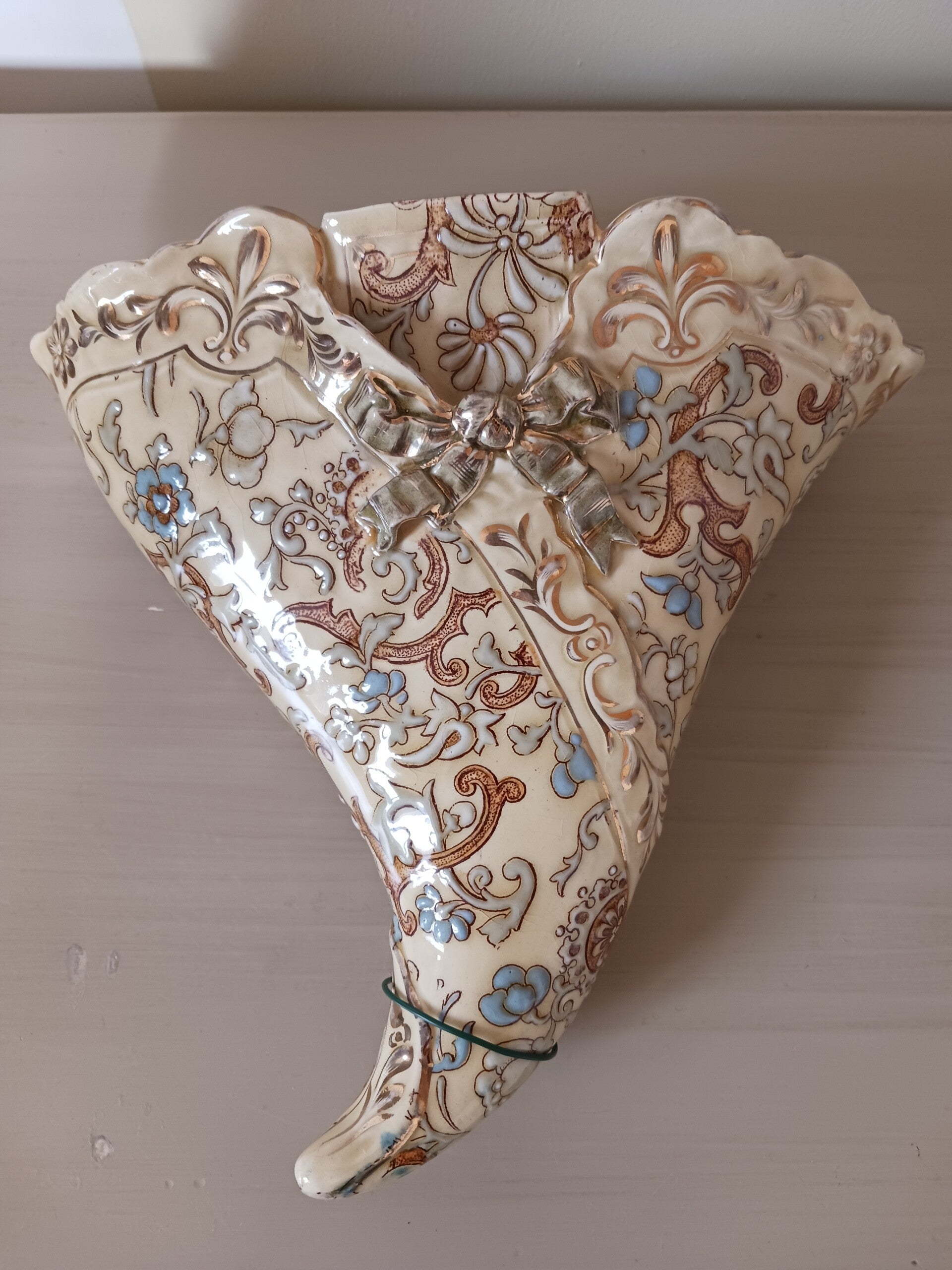 Bouquetière ancienne en faïence .