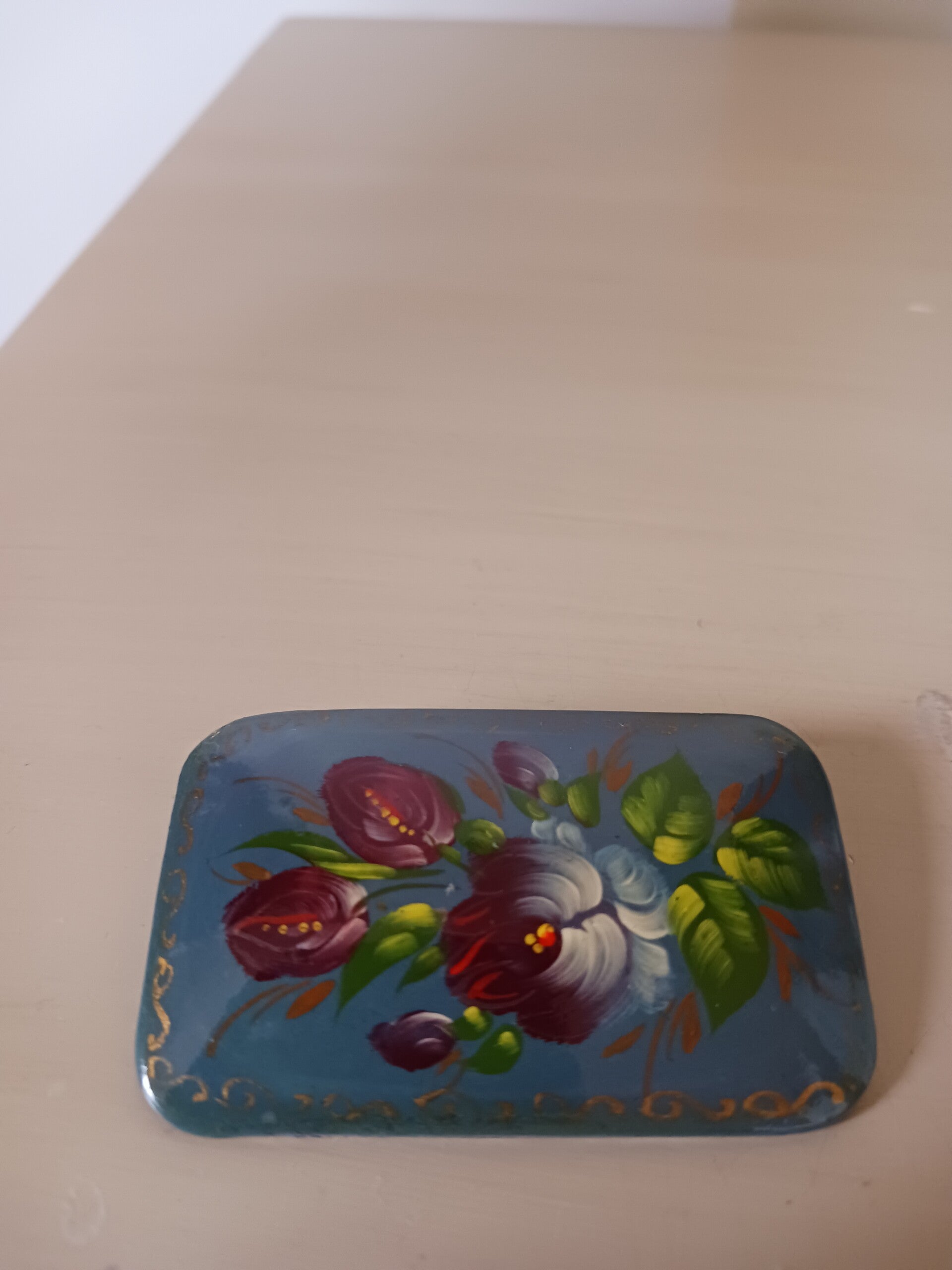 Broche en bois laqué .
