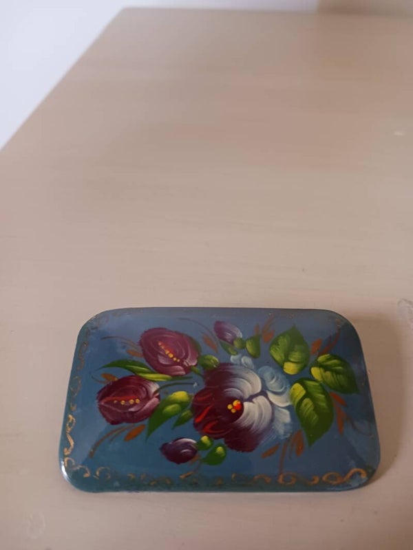 Broche en bois laqué .