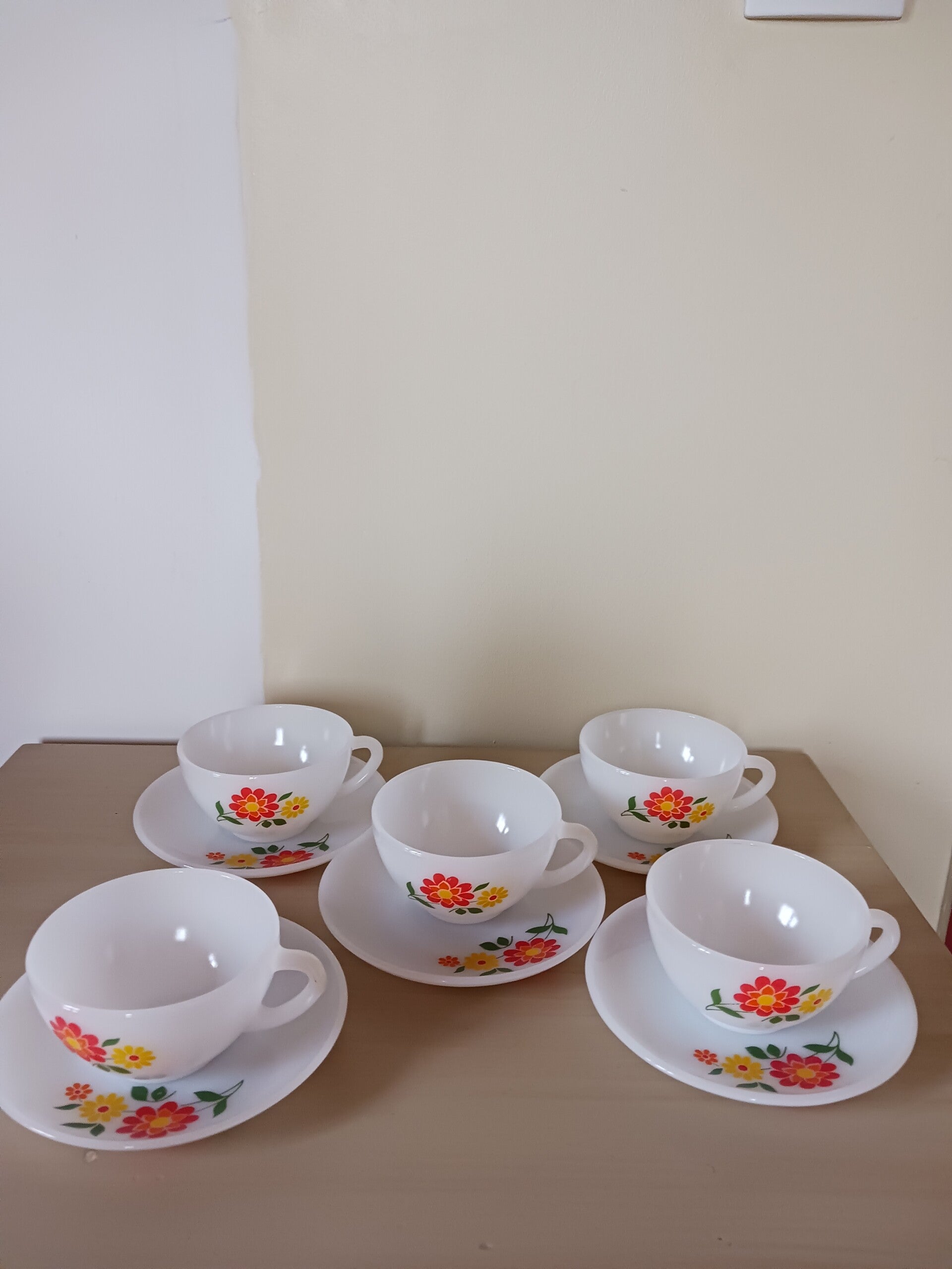 Tasses et soucoupes Arcopal, vintage .