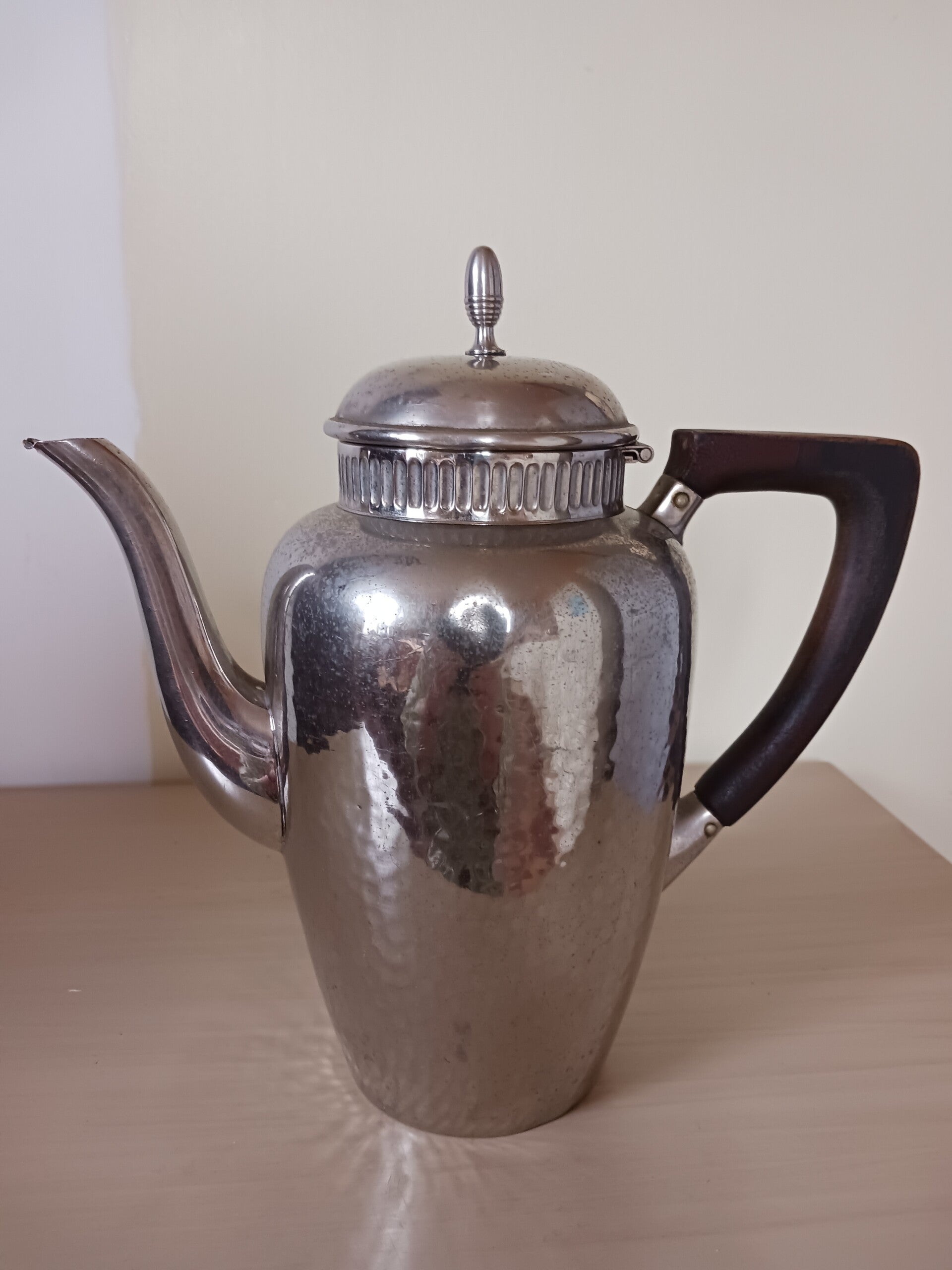 Théière ou cafetière en métal, de style art déco .