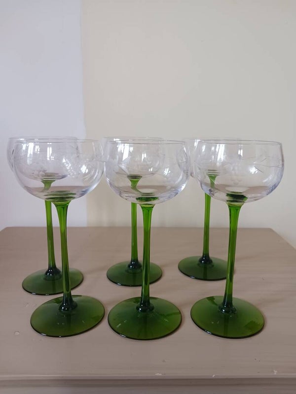 Verres à vin en cristal .