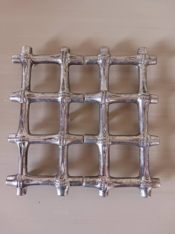 Dessous de plat en métal argenté .