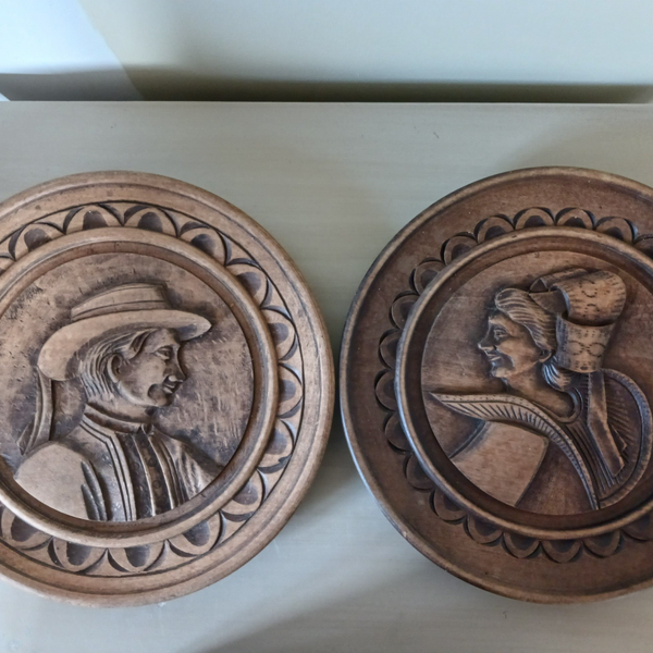 2 assiettes bretonnes anciennes, en bois sculpté