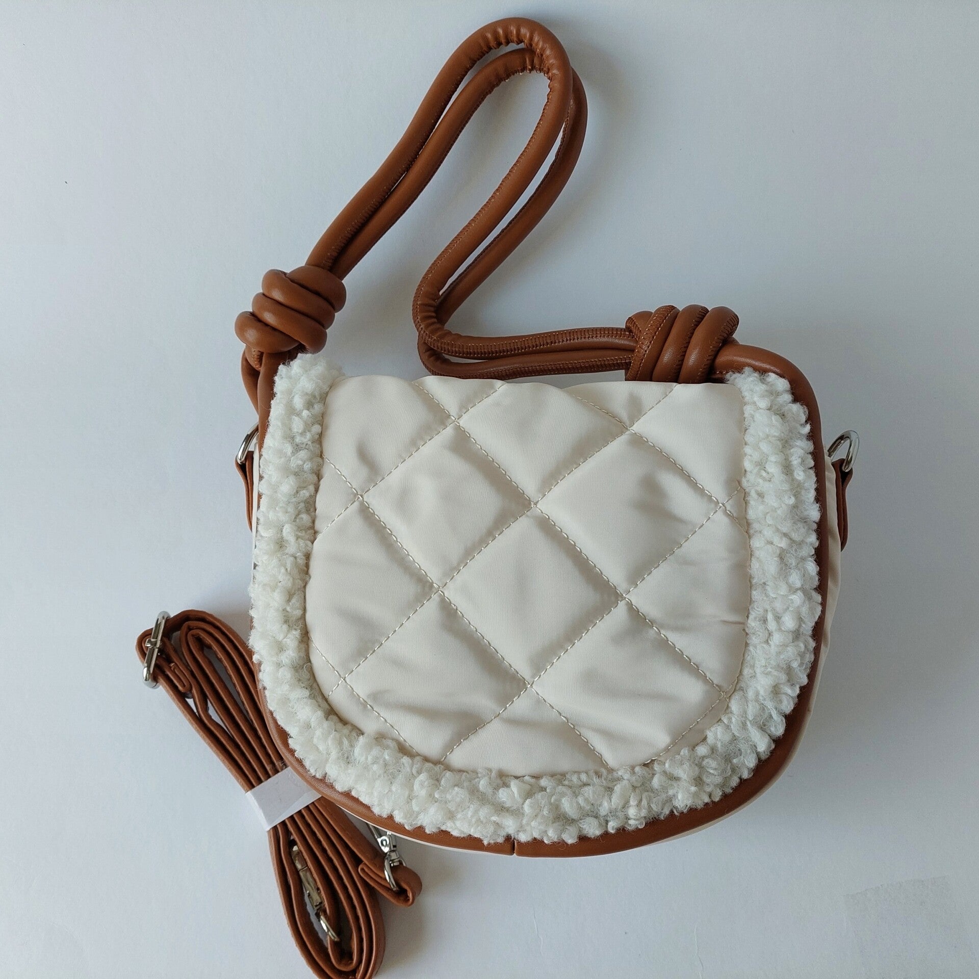 Crossbody (hand) tas - teddy stof - creme - bruin - grappige tas - drukknop sluiting - 3 vakken