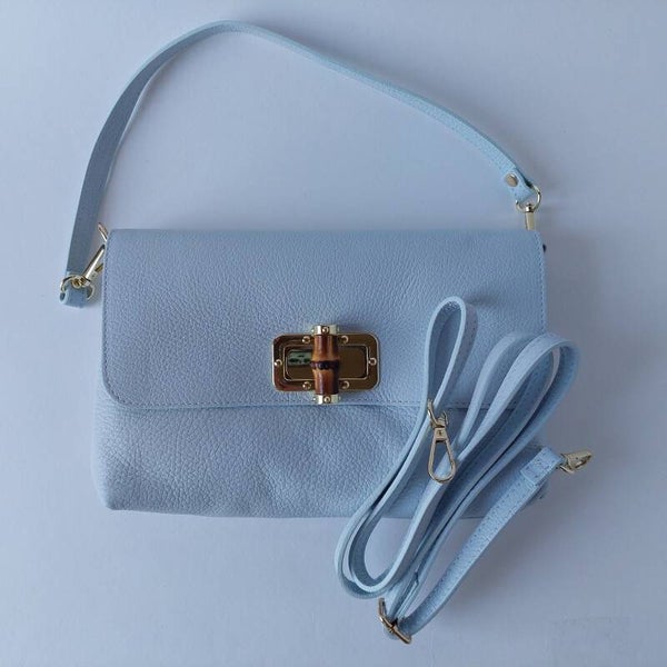 Crossbody - tas - licht blauw - pastel - echt leer - Italië - super kwaliteit - soepel - bamboe look draai sluiting - handtas - messing details - een tas voor jou