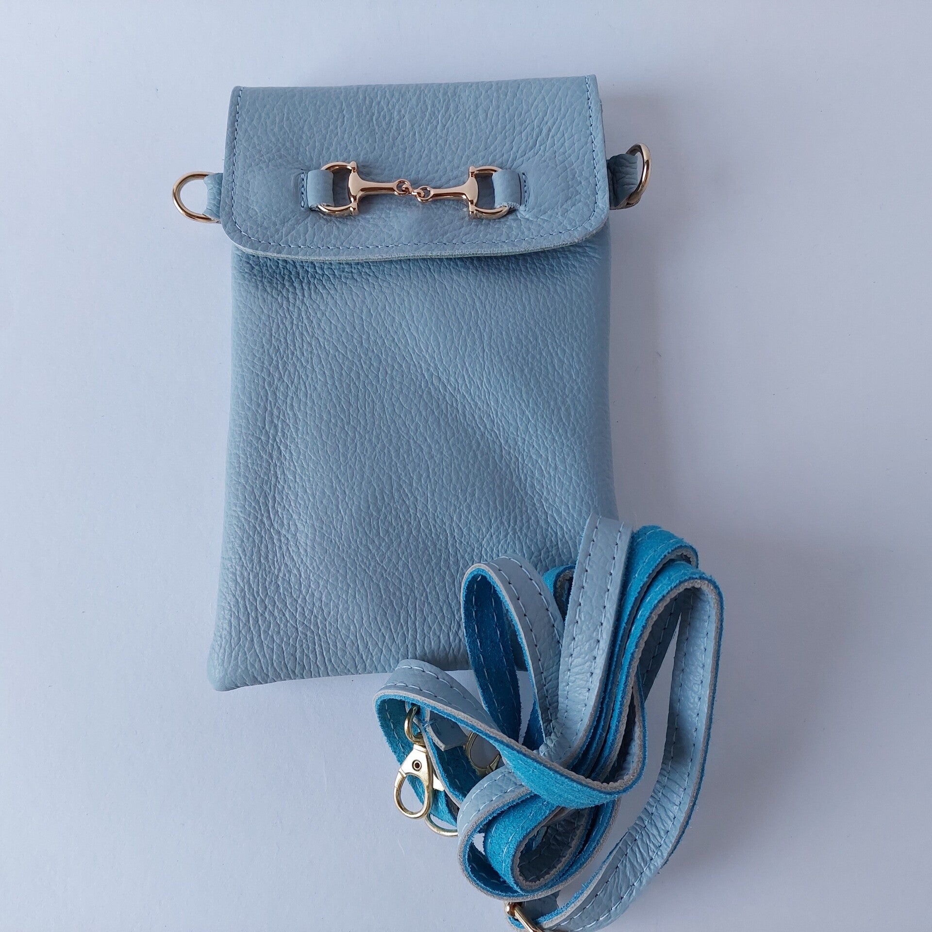 TELEFOON TASJE (crossbody) pastel licht blauw - de zomer trend - drukknop - echt leer - Italy - handmade - messing detail
