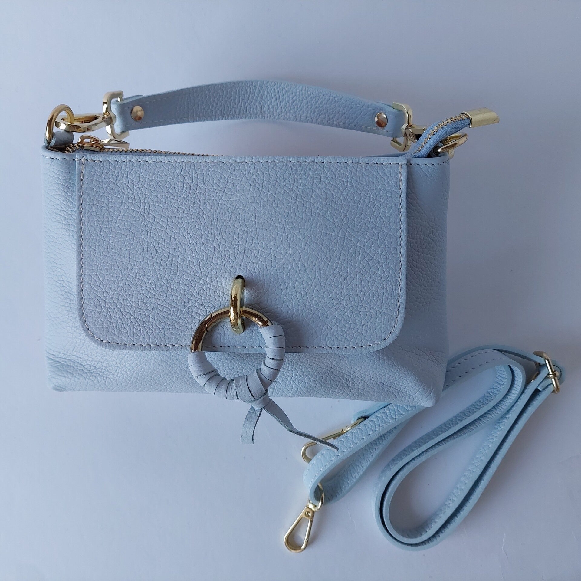 Crossbody/hand tas -pastel blauw - trendy - sierring messing - echt leer - hand gemaakt Italië - vlot opvallend - HIP