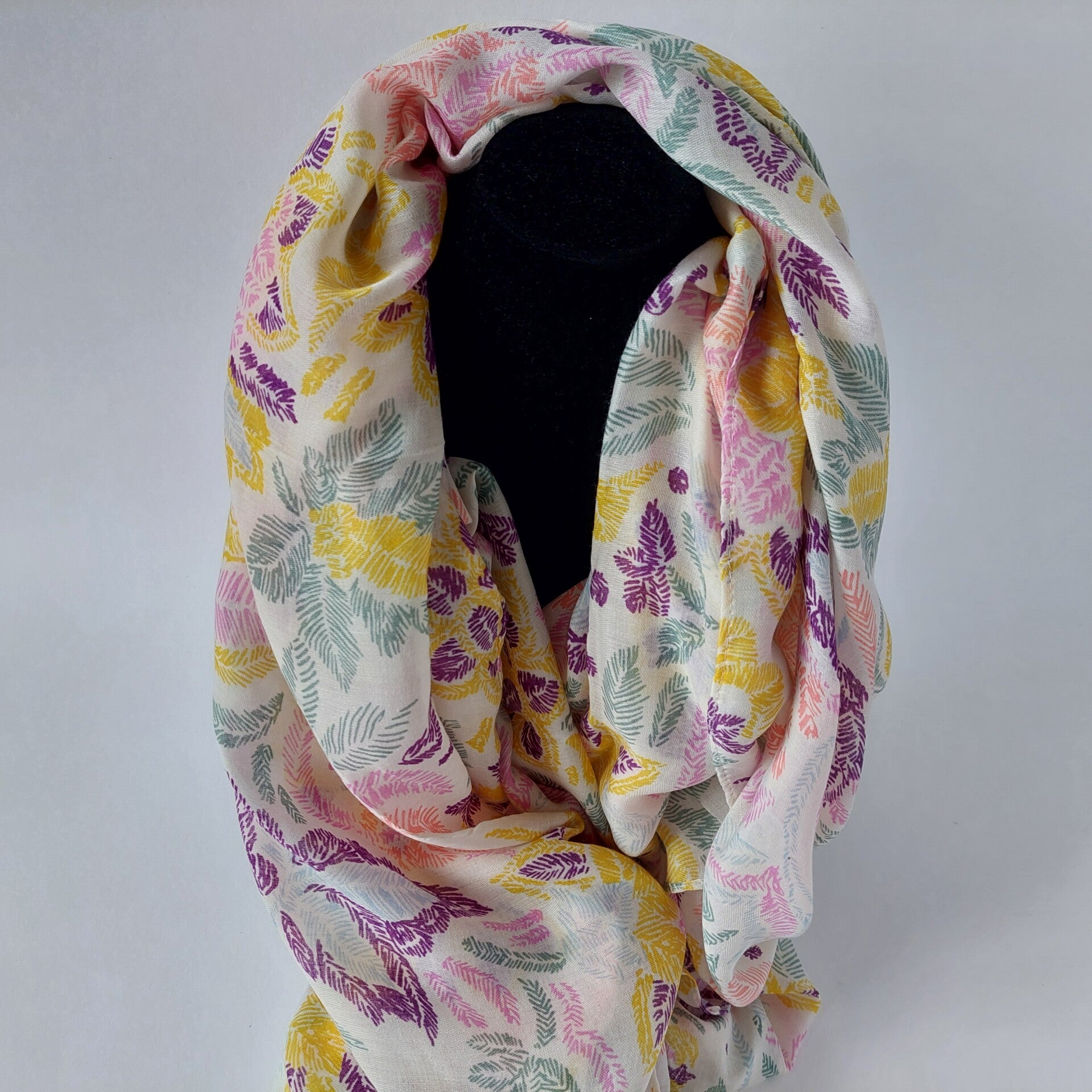 Vrolijke sjaal - lente/zomer - wit - diverse kleurtjes - kwastjes - fantasie motief - grootste collectie sjaals