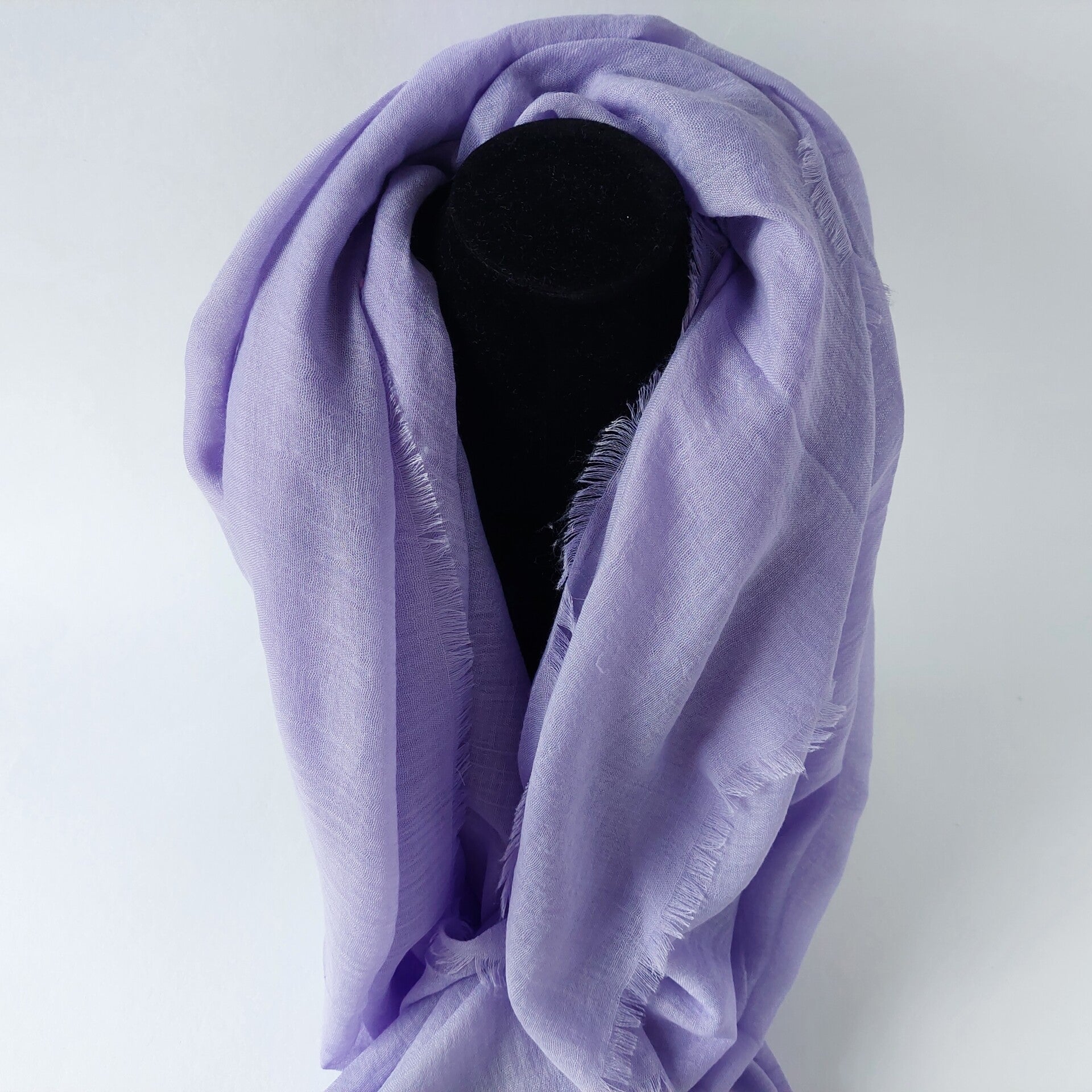 Paarse sjaal - lente kleur - effen sjaal - franjes rondom - de sjaal collectie van NL - betaalbaar