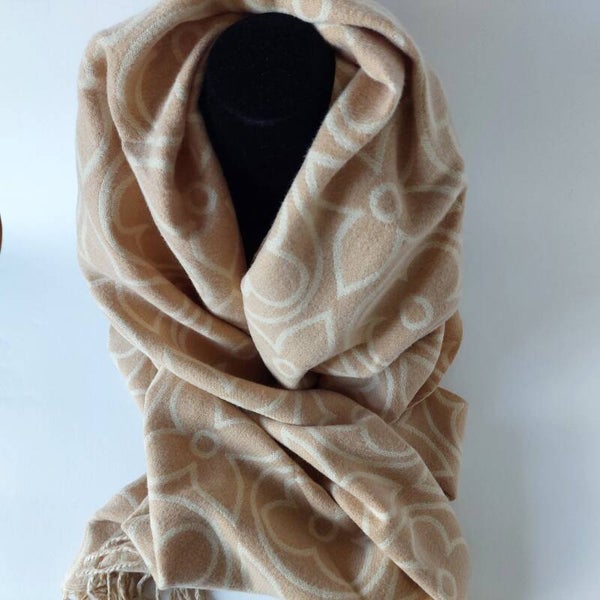 winter dames sjaal - mooie dikke stof - viscose - camel - bloem motief - grote franjes - snelle levering - draperen