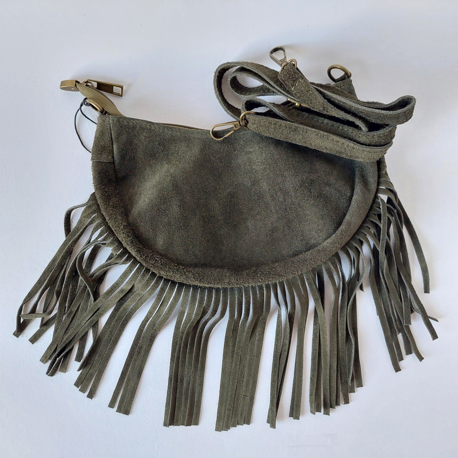 Crossbody groen suède - met franjes - vlotte tas uit Italië - hand gemaakt - rits afsluitbaar - verstelbare riem