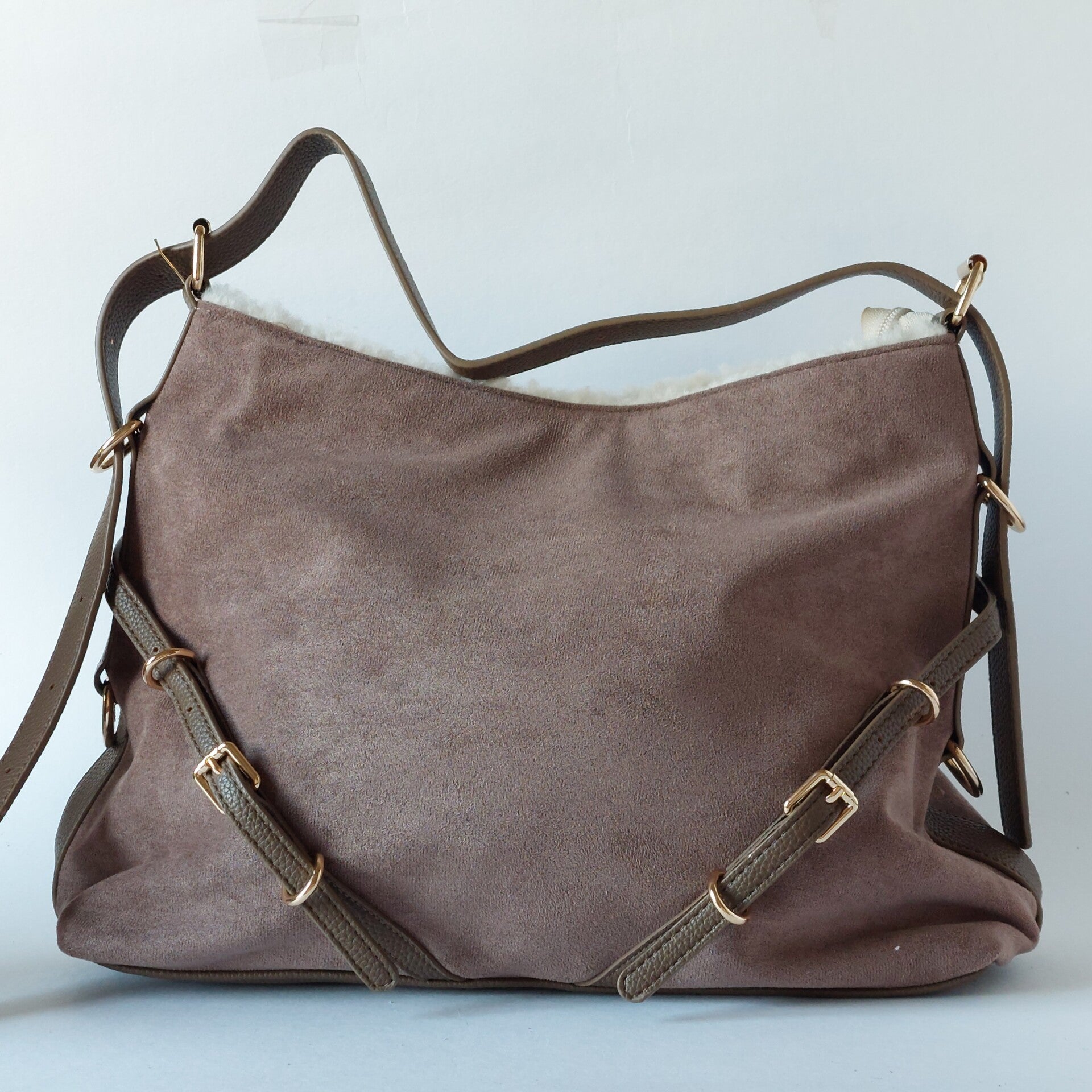 Taupe schouder hand tas - suède look - binnenzijde rand teddy stof - ruim - verstelbare schouderband - sierriempjes voorzijde