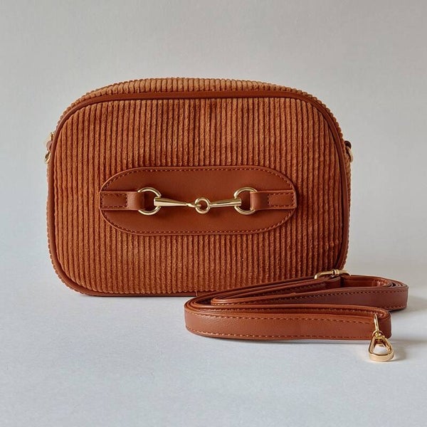 ribstof crossbody tas dames bruin - ovale schoudertas met messing details - trendy compacte handtas casual stijl