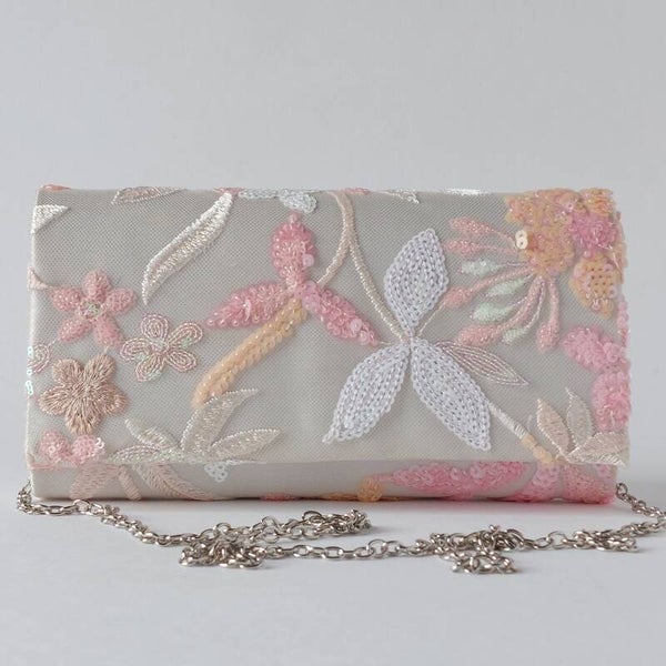 elegante handgemaakte clutch in crème met bloem motief, pailletten en borduursel