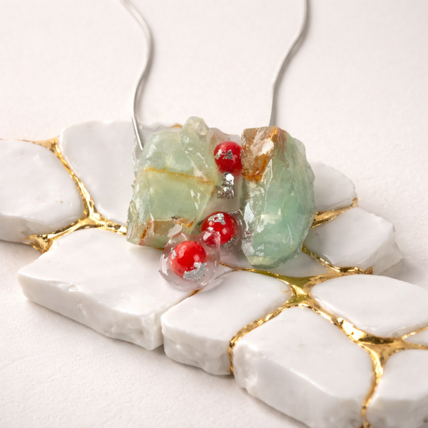 Uniek handgemaakt epoxy hals sieraad aquamarijn (ruw) – ketting met echte edelsteen en rode bolletjes, exclusief design