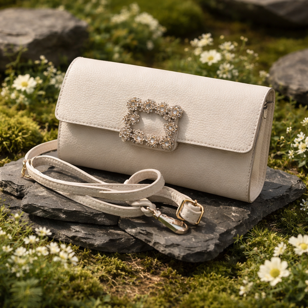 Ecru leren clutch met diamante broche – Handgemaakt in Italië