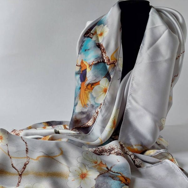 viscose (imitatie zijde) sjaal in de kleur zilver met vogel/bloem motief