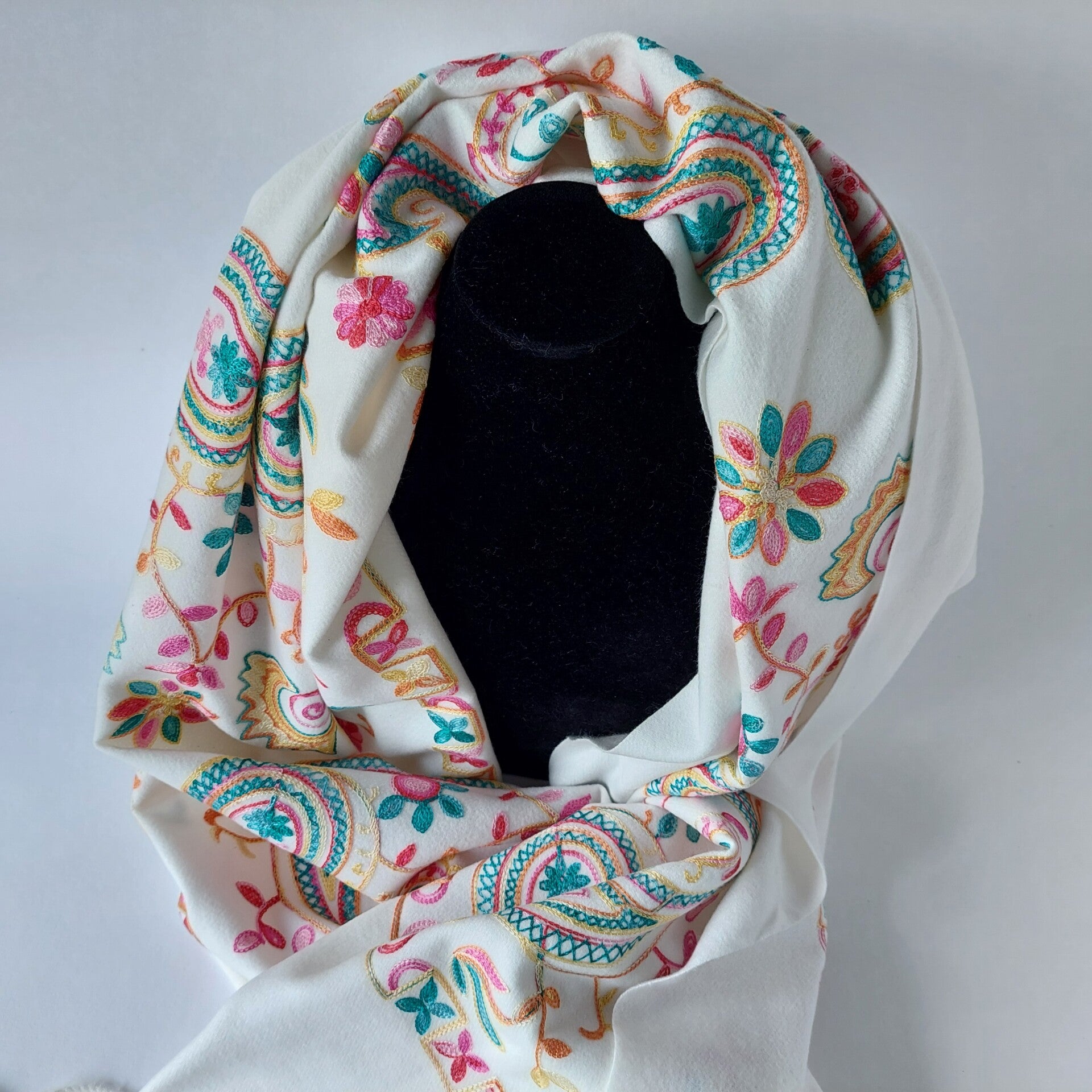 Wintersjaal Wit Dames – Luxe Sjaal met Borduursel & Franjes