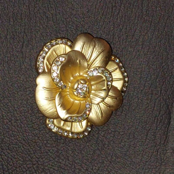 Gouden Camellia Bloem Broche Met Strass - chique - elegant - Luxueuze Vintage Stijl