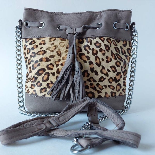 Panterprint crossbody - bruin - kwastjes - schoudertas - opvallend - drukknop - Italy - handmade - echt leer