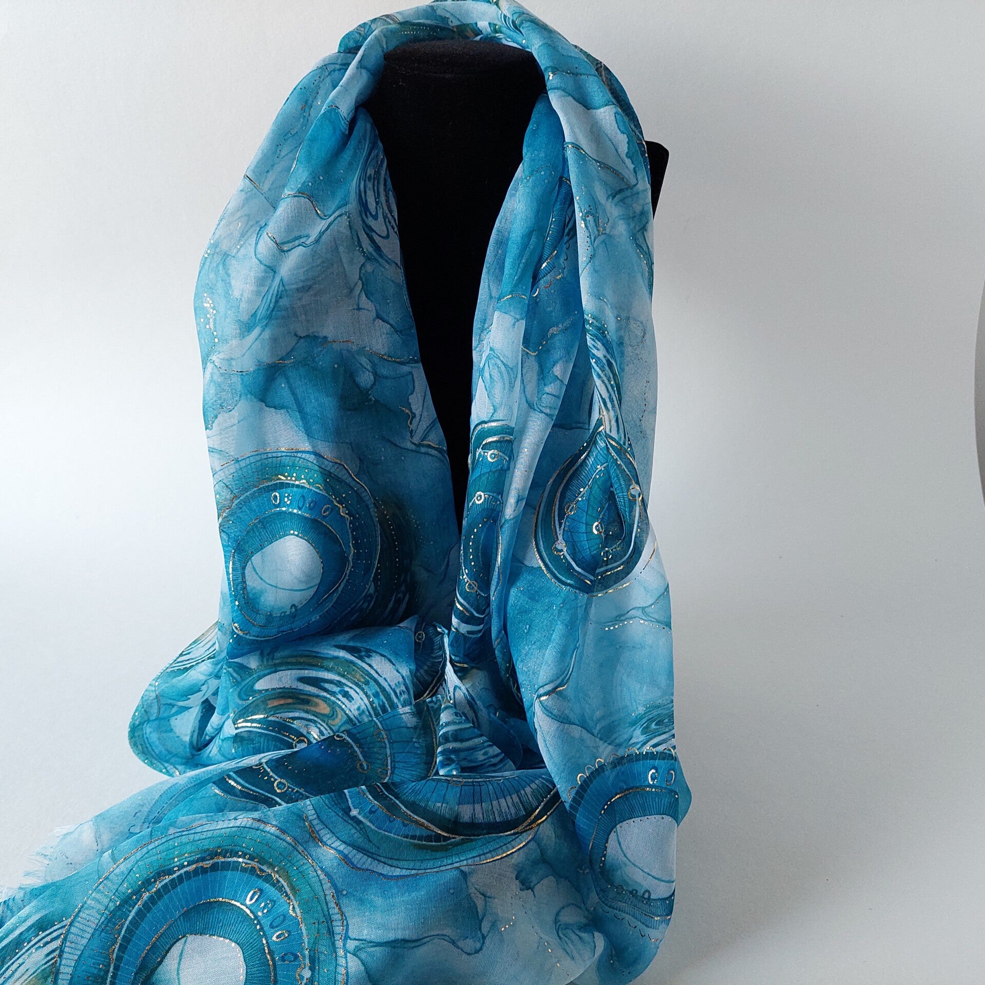 Blauwe sjaal - cirkel motief -  subtiele goudgaren - lichte sjaal