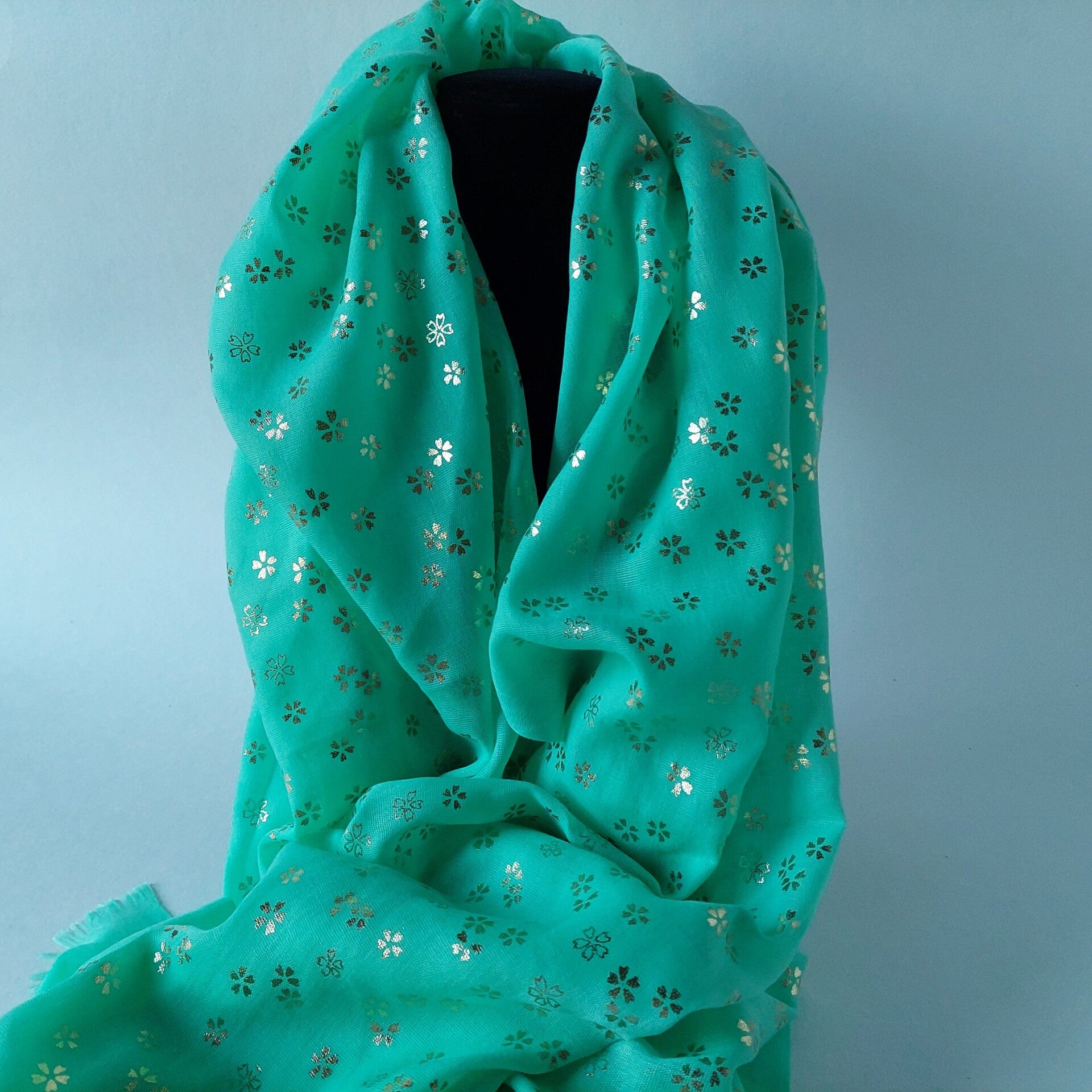 LICHT GROENE zomerse sjaal - BLAD MOTIEF (GOUD kleur) - lichte stof - heerlijk zomers