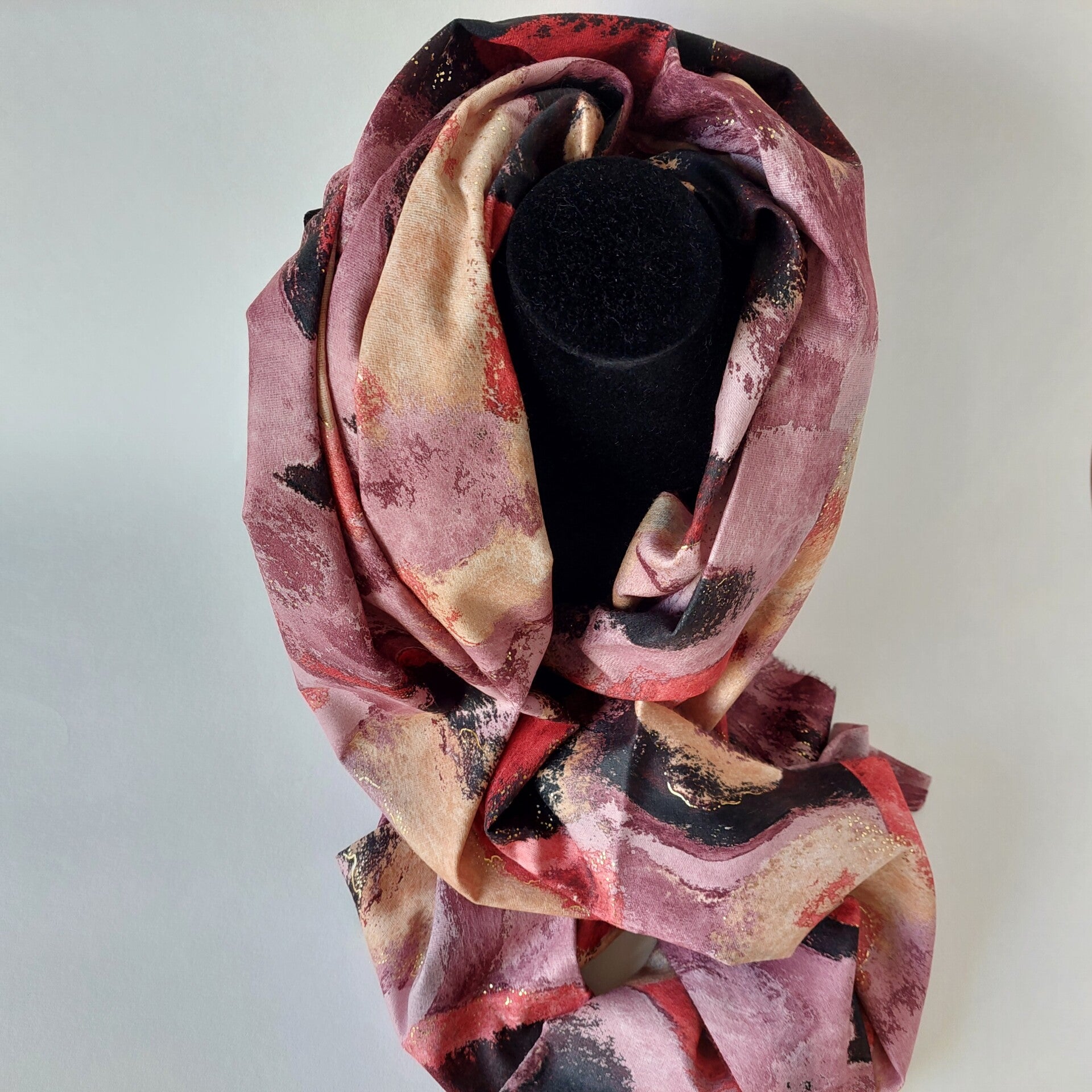 sjaal winter dames - paars/rood tinten - fantasie print - luxe stof - super zacht - hand gesneden stof - hand made - opvallend - snelle levering - goud opdruk