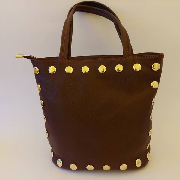 bordeaux leren handtas uit Italië | afgewerkt met messing knopjes | elegante en opvallende tas