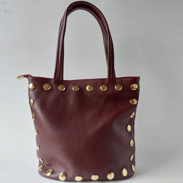 bordeaux leren handtas uit Italië | afgewerkt met messing knopjes | elegante en opvallende tas