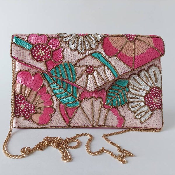 Clutch fuchsia - voorzijde bloemmotief van kraaltjes - handgemaakt - soepele clutch