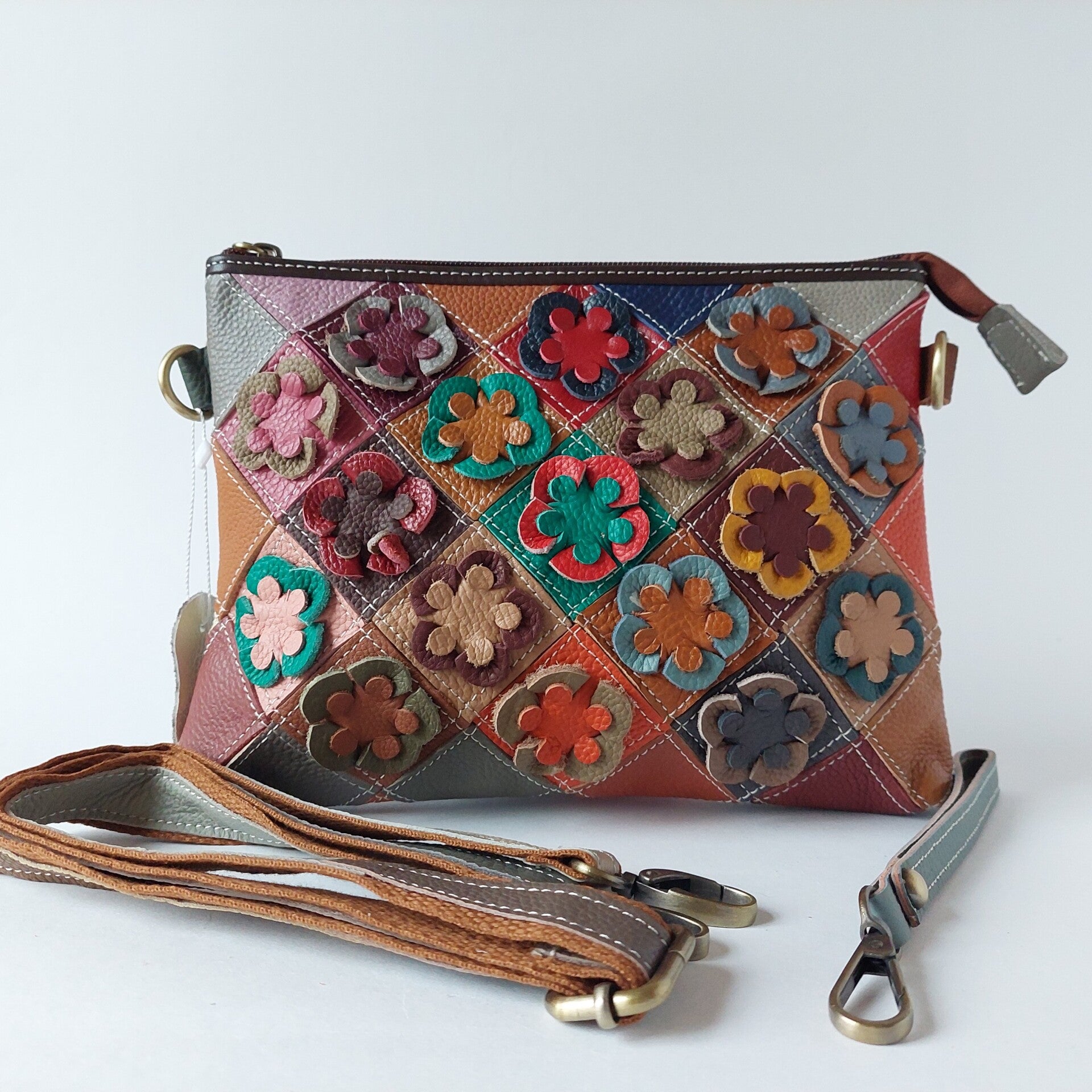 crossbody tas van hergebruikt leer met bloemmotief – handgemaakt in italie – unieke dames tas – duurzaam en stijlvol – perfecte handtas voor dagelijks gebruik