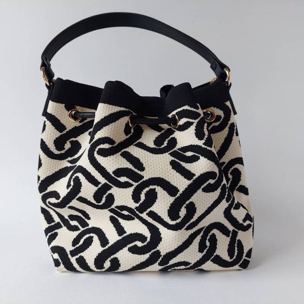 schouder hand tas dames textiel wit zwart - fantasie print  - magneetsluiting en zwart rijgkoord - opvallende crossbody casual stijl