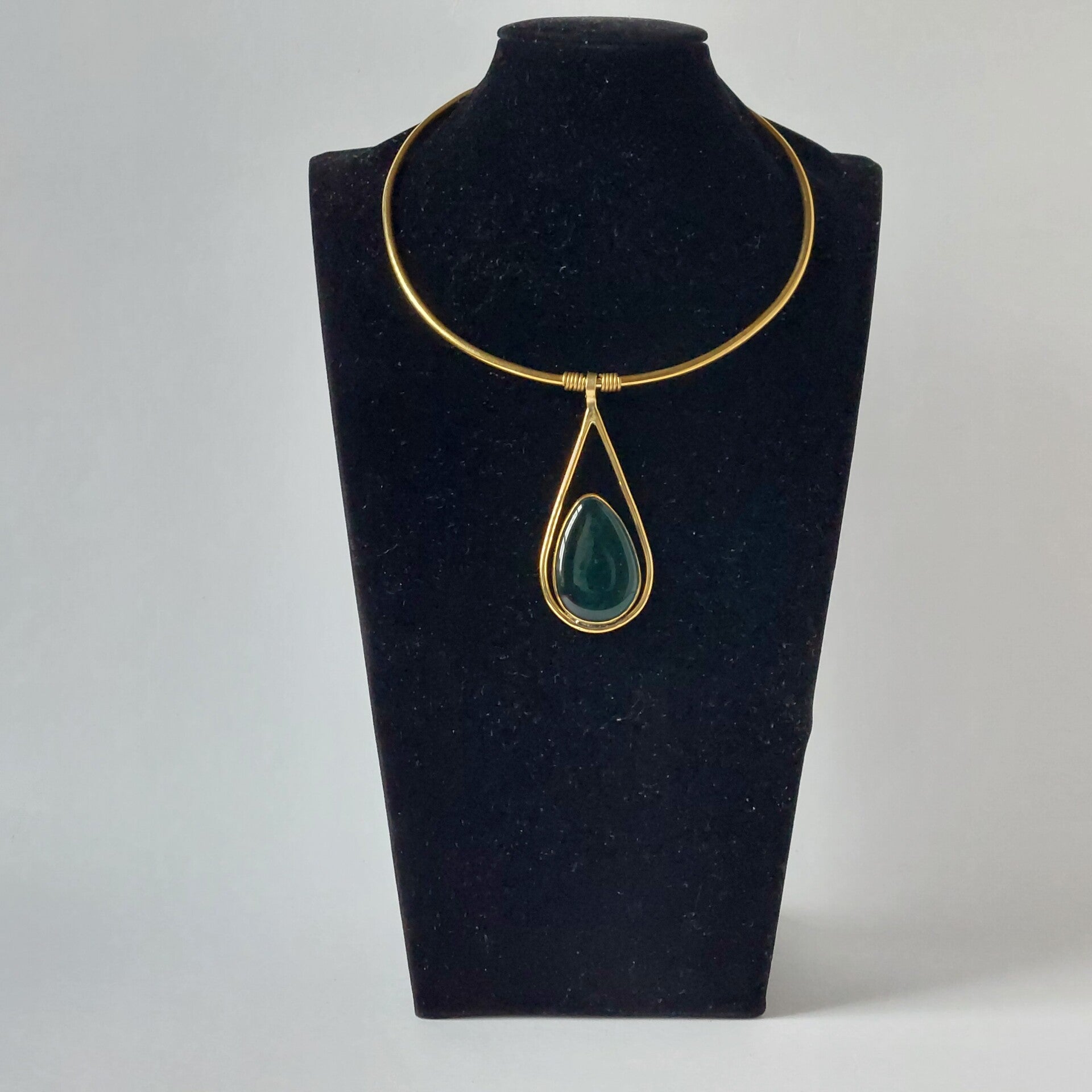 handgemaakt hals sieraad van messing met donkergroene glassteen van gerecycled glas uit Indonesië