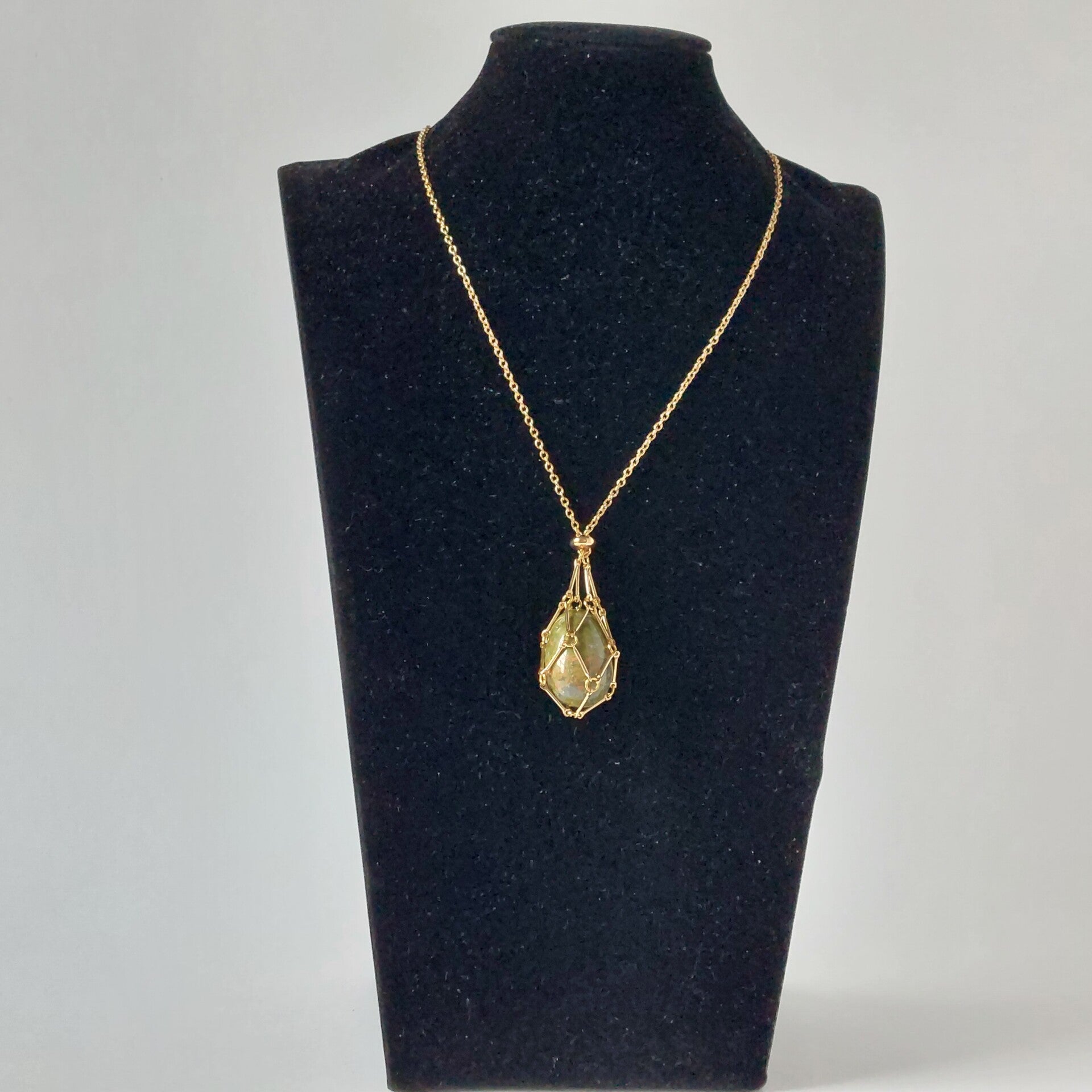 handgemaakte kooihanger met unakiet steen in messingkleurige ketting