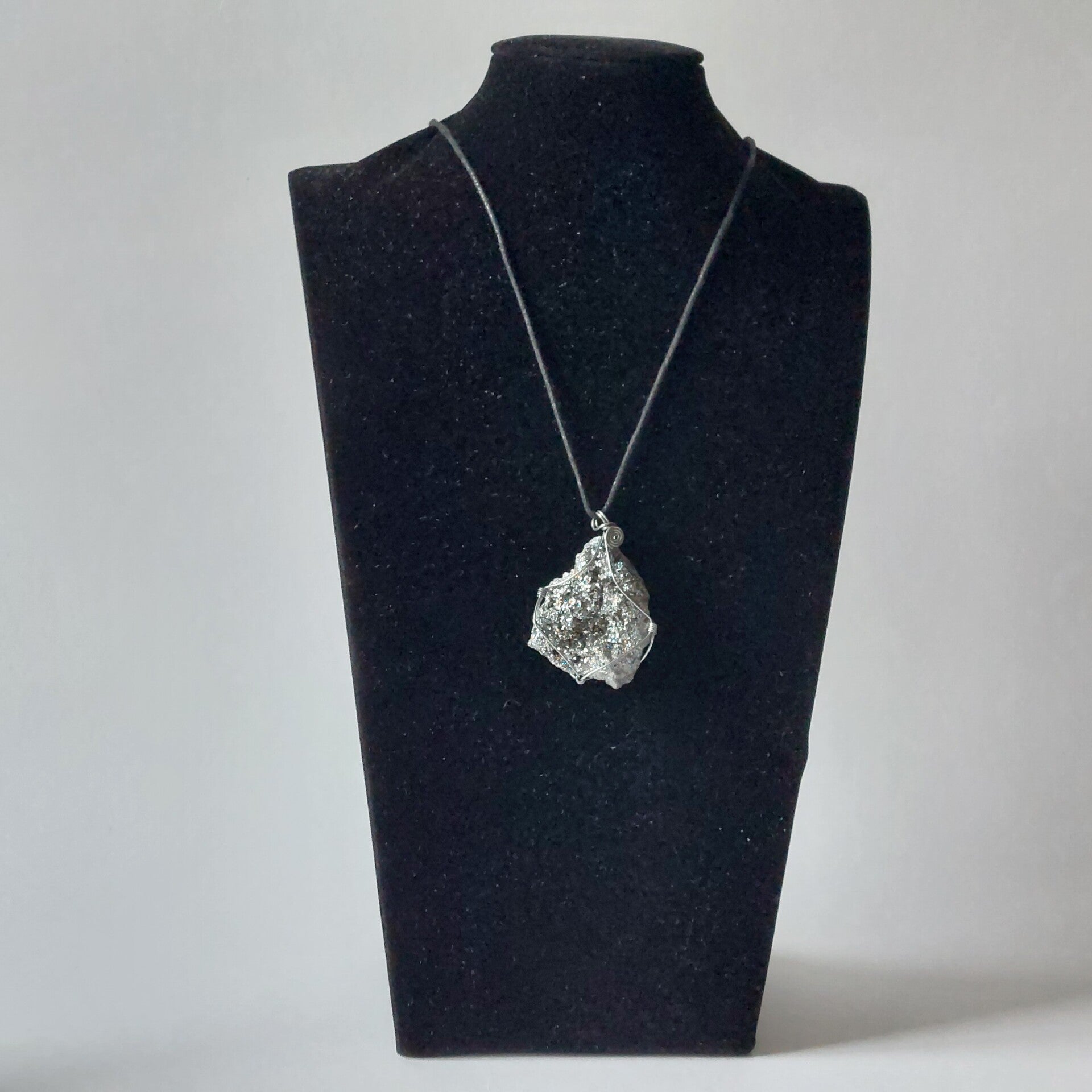 handgemaakte met draad omwikkelde pyriet hanger aan koord uniek sieraad