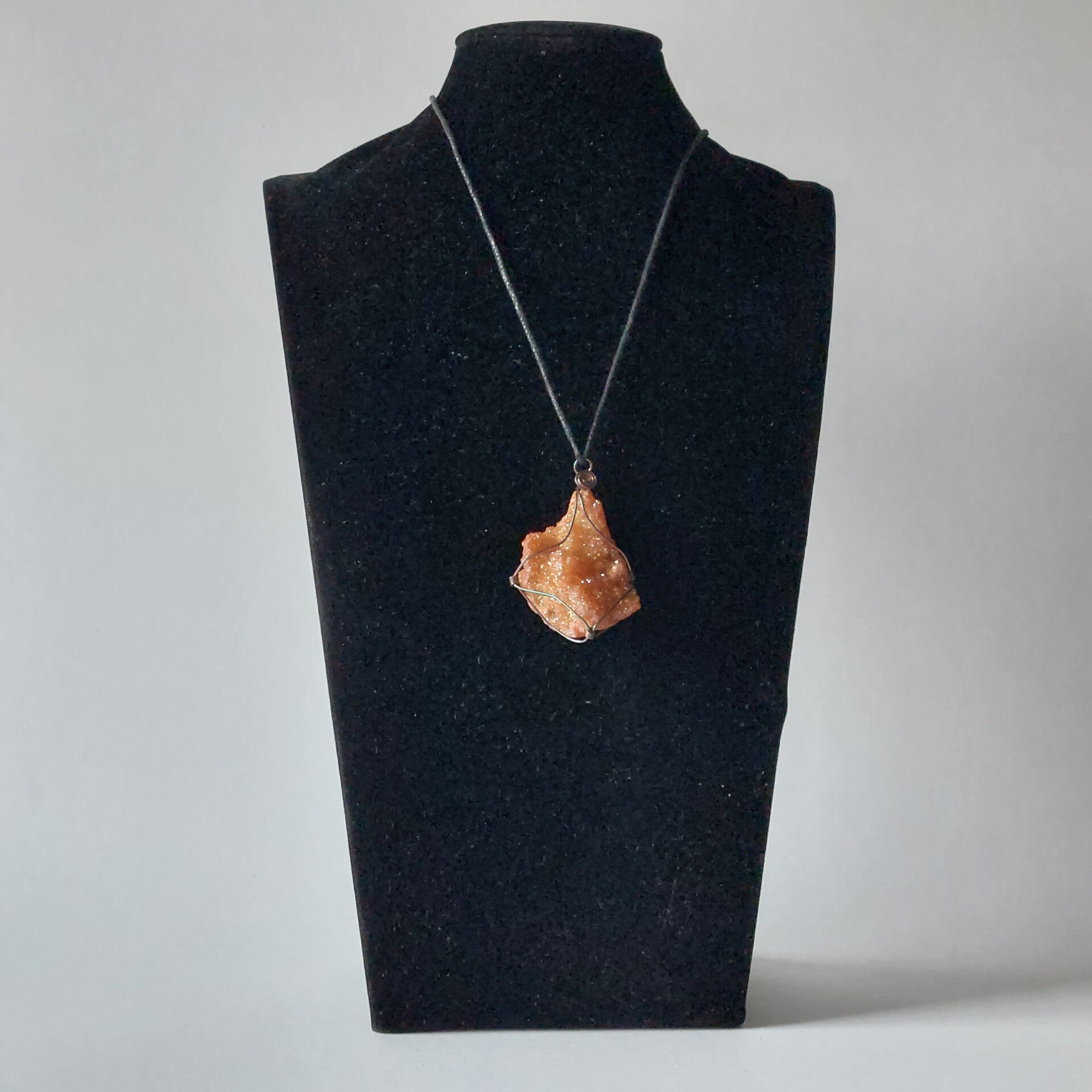 handgemaakte apofylliet hanger ruw perzikkleurig in draad gewikkeld aan koord uniek sieraad