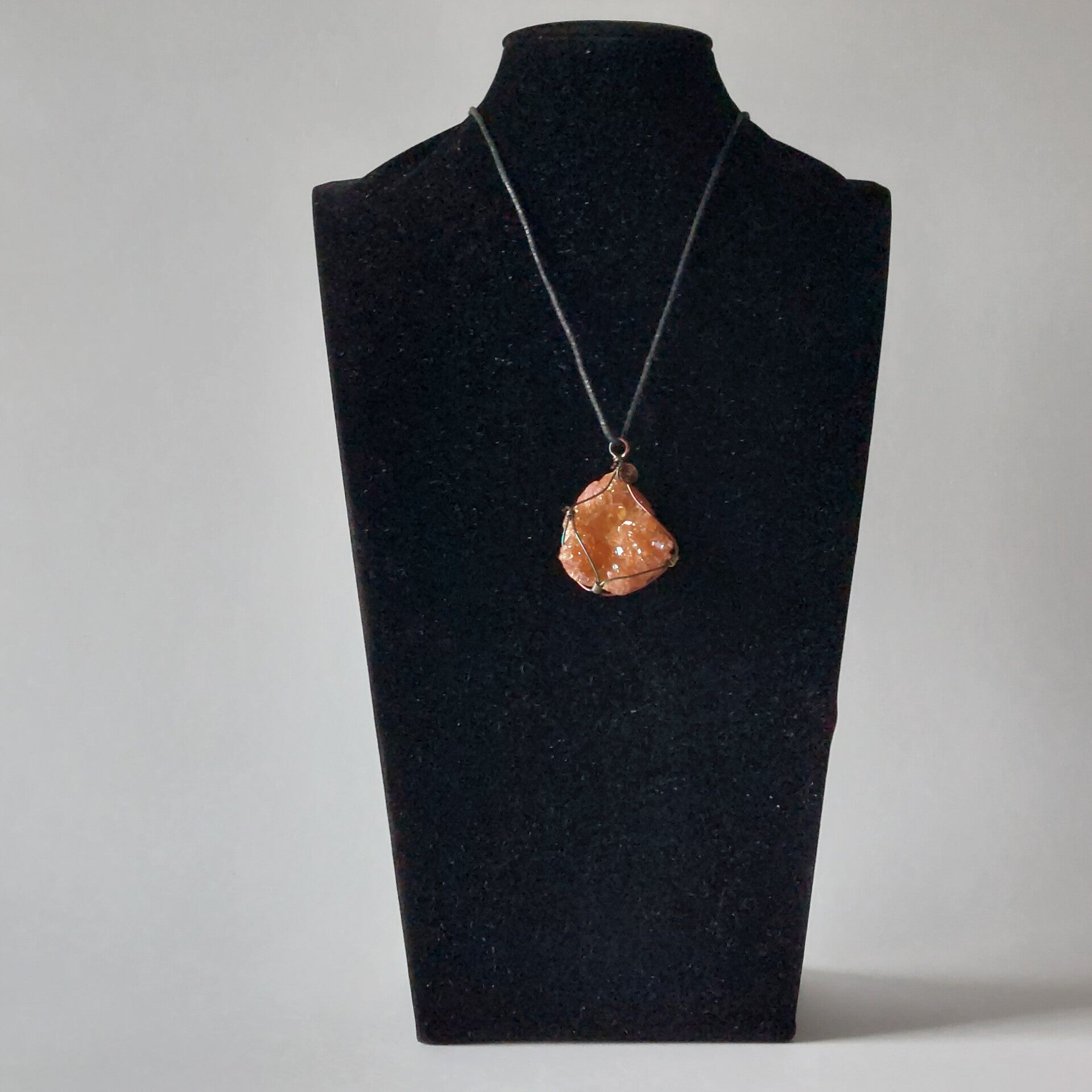 apofylliet hanger ruw perzikkleurig in draad gewikkeld aan koord handgemaakt sieraad