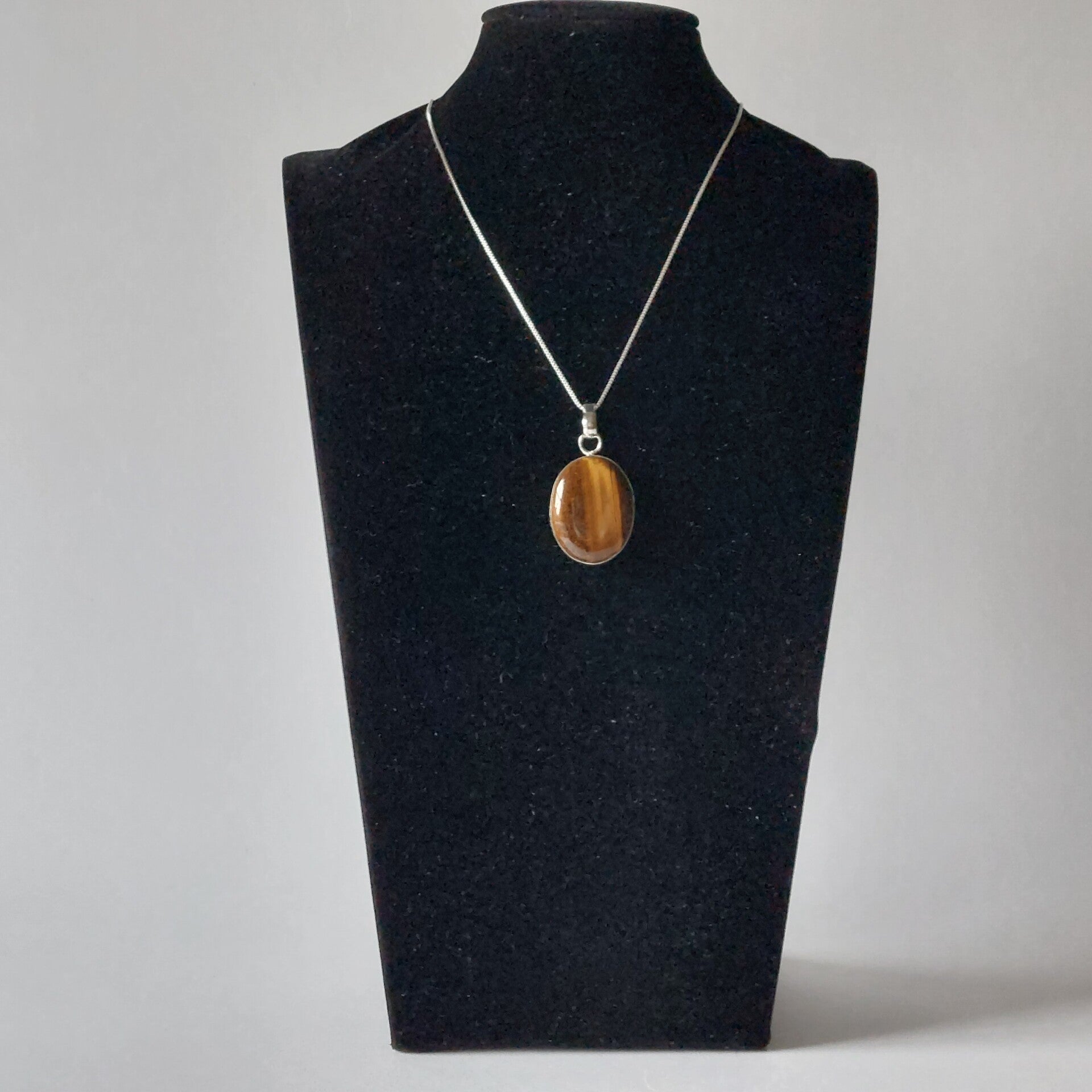 handgemaakte hanger van tijgeroog edelsteen aan zilverkleurige ketting goudbruine kleur uniek sieraad