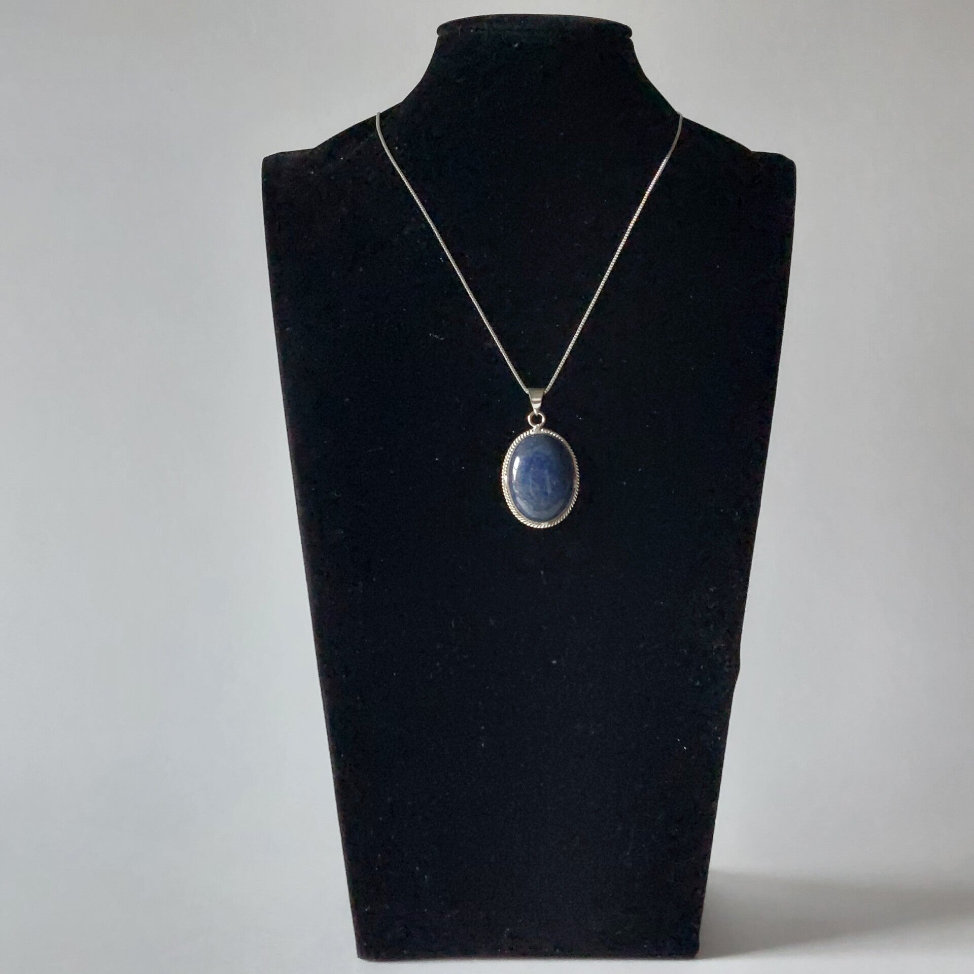 zilverkleurige ketting met lapis lazuli hanger koningsblauwe edelsteen handgemaakt sieraad
