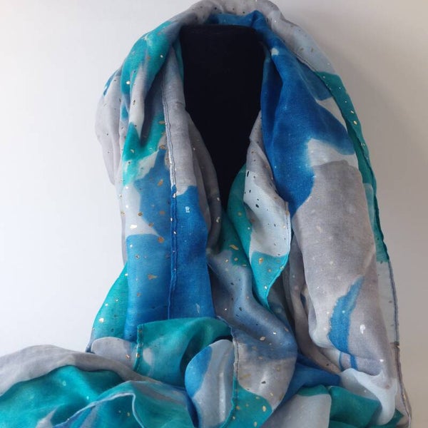 zomersjaal dames katoen viscose 50/50 – blauw wit met gouden stipjes – lichte sjaal met glans – elegante lente en zomersjaal