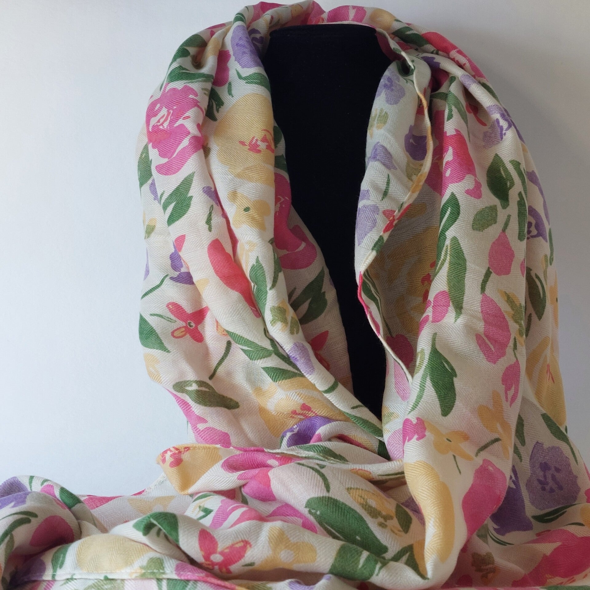 sjaal dames viscose 100% – bloemen print multi color – zomersjaal lichtgewicht met roze franjes – kleurrijke lente en zomersjaal