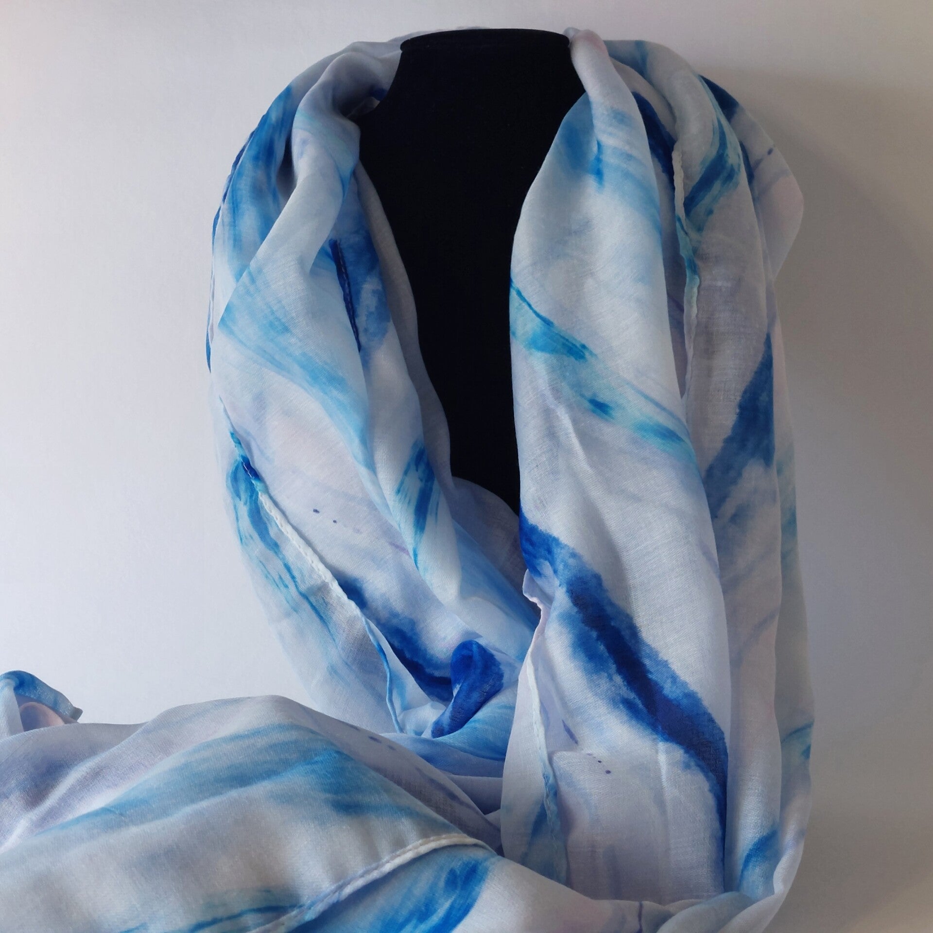 sjaal dames katoen viscose 50/50 – blauw wit diagonale streep print – lichte zomersjaal soepel en ademend – stijlvolle lente sjaal