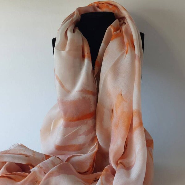 sjaal dames katoen viscose 50/50 – bloemmotief oranje wit – lichte zomersjaal met kleine franjes – zachte en elegante lente sjaal