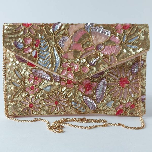 roze clutch handgemaakt - smal tasje met lovertjes -  kraaltjes - messing ketting - pink