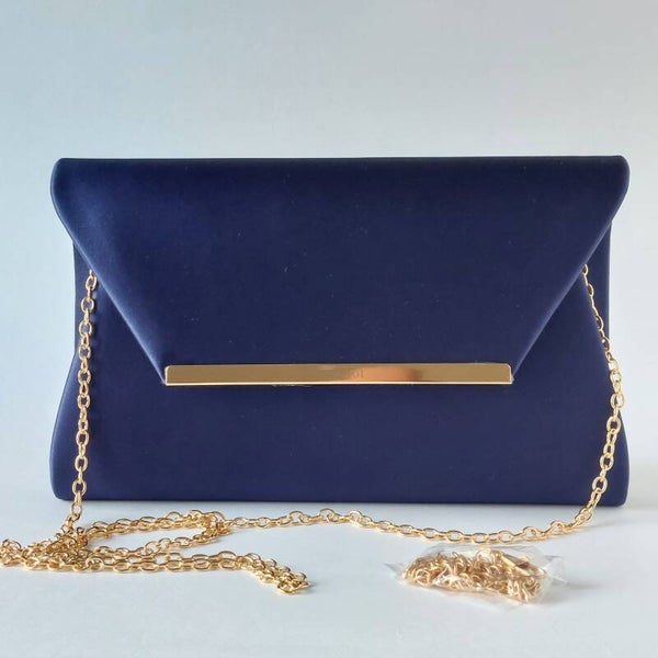 clutch - donker blauw - goud kleurige ketting en strip voorzijde - satijn omtrokken - magneet sluiting - ruim - binnenzijde stof - zeer elegant - grootste collectie!