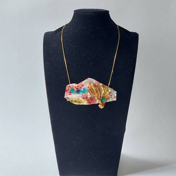 hals sieraad - unicaat - hand gemaakt - epoxy - met Japanse stof - bladgoud - boomschors - goud kleur ketting - geschenk verpakking