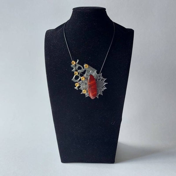 Hals sieraad - epoxy fantasie - bloem achtig - messing kraaltjes - gepolijst sardonyx agaat - hand gemaakt - unicaat - in mooie geschenk verpakking